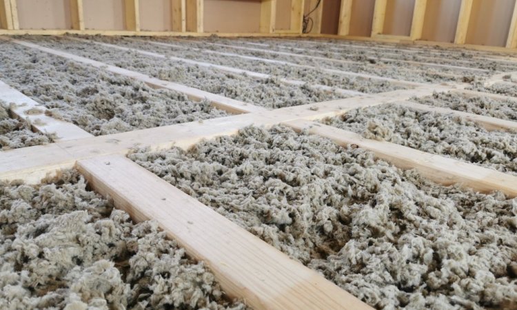 Isolation en laine de roche dans plancher bois dans une maison individuelle à Grenoble 